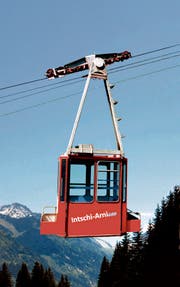 Die Seilbahn Intschi-Arnisee ist mit neuem Logo unterwegs. (Bild: PD, Bildmontage: Carole Bucher)