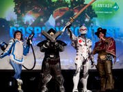 Viele Besucherinnen und Besucher der "Fantasy Basel - The Swiss Comic Con" inszenieren sich auch selbst. (Bild: KEYSTONE/GEORGIOS KEFALAS)