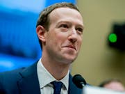 Der Internetkonzern Facebook baut nach dem Datenskandal sein Management um. Chris Cox ist künftig für die Apps von Facebook, Instagram, WhatsApp und Messenger verantwortlich. Firmenchef bleibt Mark Zuckerberg. (Bild: KEYSTONE/AP/ANDREW HARNIK)