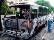 Bilder der staatlichen syrischen Nachrichtenagentur SANA zeigen einen ausgebrannten Bus: Das Fahrzeug ist gemäss den Angaben von Granaten getroffen worden. (Bild: KEYSTONE/AP SANA)