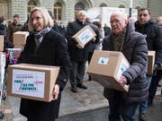 Konsumentenschützer und Wirtschaftsorganisationen kämpfen mit der Fair-Preis-Initiative gegen den "Schweiz-Zuschlag". Der Bundesrat hält das Anliegen für berechtigt, schlägt aber eine Alternative vor. (Bild: KEYSTONE/PETER KLAUNZER)