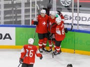 Captain Raphael Diaz fährt zu den jubelnden Matchwinnern Timo Meier, Sven Andrighetto und Joël Vermin (v.l.n.r.) (Bild: KEYSTONE/SALVATORE DI NOLFI)