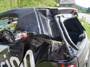 Ein Traktor hat am Mittwochmorgen in Oberägeri einen Smart seitlich aufgeschlitzt. Der Fahrer hatte Glück und wurde nur leicht verletzt. (Bild: Zuger Strafverfolgungsbehörden)