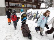 Ab ins Skilager: Für die Verbände der Schweizer Schulleitenden sind Exkursionen für Schulkinder wegen eines Bundesgerichtsurteil gefährdet. Sie fordern Massnahmen. (Bild: KEYSTONE/ARNO BALZARINI)