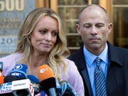 Die Pornodarstellerin Stormy Daniels (links) und ihr Rechtsbeistand Michael Avenatti (rechts) erheben neue Vorwürfe. (Bild: KEYSTONE/AP/MARY ALTAFFER)