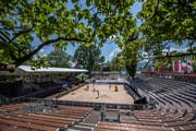 Die Anlage auf der Lido-Wiese ist für das Beachvolleyball-Turnier bereit. | Bild: Pius Amrein (Luzern, 8. Mai 2018)