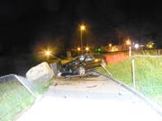 Ein verschobener Stein und drei leicht Verletzte: Das ist das Fazit eines Unfalls in Schindellegi. (Bild: Kantonspolizei Schwyz)