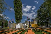 Festbänke stehen vor der Beachvolleyball-Arena. | Bild: Pius Amrein (Luzern, 8. Mai 2018)