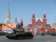 Russland Armee fuhr nicht nur ihr neuestes Material auf: Auch historische Panzer aus dem Zweiten Weltkrieg waren Teil der Parade auf dem Roten Platz. (Bild: KEYSTONE/AP/PAVEL GOLOVKIN)