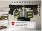 Ungewöhnliche Campingausrüstung: Die Grenzwacht in Graubünden entdeckte zwei Pistolen in einem Wohnmobil sowie Marihuana und Haschisch. (Bild: Grenzwachtkorps)