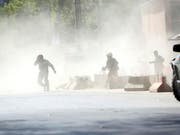 Sicherheitskräfte in Kabul während der Explosion einer zweiten Bombe (Aufnahme vom Doppelanschlag am 30. April 2018). (Bild: KEYSTONE/AP/MASSOUD HOSSAINI)