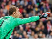 Manuel Neuer ist derzeit zum Zuschauen verurteilt und kann seine Team-Kollegen nicht dirigieren (Bild: KEYSTONE/EPA/RONALD WITTEK)