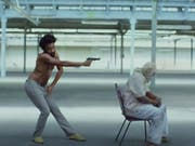 Mord und Totschlag und alle schauen weg: Mit dem gesellschaftskritischen Musik-Clip zu seinem Song "This is America" hat Childish Gambino in wenigen Tagen 50 Millionen Leute erreicht. (Screenshot YouTube) (Bild: (Screenshot YouTube))