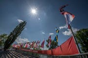 Fahnen wehen auf der Tribüne auf der Lido-Wiese. | Bild: Pius Amrein (Luzern, 8. Mai 2018)