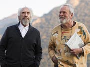 Regisseur Terry Gilliam (r) und Hauptdarsteller Jonathan Pryce in "The Man Who Killed Don Quixote". Nach längerem juristischen Tauziehen ist der Film in Cannes ausser Konkurrenz zu sehen. (Pressebild) (Bild: Pressebild)