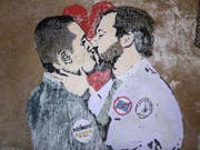 Berlusconi will ihrer Einigung nicht mehr im Weg stehen: 5-Sterne-Chef Luigi Di Maio (l.) und Lega-Vorsitzender Matteo Salvini auf einem Sgraffito in Rom. (Bild: KEYSTONE/EPA ANSA/MASSIMO PERCOSSI)