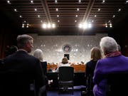 Haspel (M.) bei der Befragung durch die zuständige Senatskommission: In ihren Aussagen distanzierte sie sich klar von der Anwendung von Folter beim CIA. (Bild: KEYSTONE/AP/PABLO MARTINEZ MONSIVAIS)
