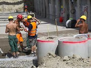 Ist ab 2019 nicht mehr erlaubt: Ohne T-Shirt und Bauhelm ohne Nackenschutz im Freien zu arbeiten. Der Baumeisterverband läuft gegen diese Massnahmen der Suva Sturm. (Bild: Keystone/SALVATORE DI NOLFI)