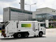 Kehrrichtwagen von Entsorgung und Recycling Zürich: Die Abfallentsorgung der Stadt Zürich erhält mit Hugo Portmann, dem bekanntesten Bankräuber der Schweiz, einen prominenten Mitarbeiter. (Bild: KEYSTONE/WALTER BIERI)