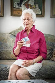 Gerda Casagrande hält in der Hand die neue ID, mit der alles begonnen hat. (Bild: Andrea Stalder)