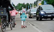 Das Trottoir ist längst nicht mehr nur den Fussgängern vorbehalten. (Bild: Donato Caspari)
