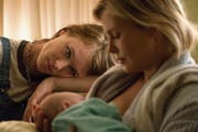 Mackenzie Davies (links) und Charlize Theron werden als Tully und Marlo zu mehr als nur Freundinnen. (Bild: PD)