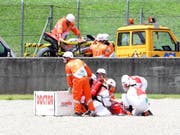 Sanitäter leisten dem verunfallten Michele Pirro Erste Hilfe (Bild: KEYSTONE/EPA ANSA/CLAUDIO GIOVANNINI)