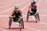 Manuela Schär (vorne) siegte am «Daniela Jutzeler Memorial» in Nottwil über 5000 Meter. Im Hintergrund die US-Amerikanerin Tatjana McFadden. (Bild: Alexandra Wey, Keystone (Nottwil, 27. Mai 2018))