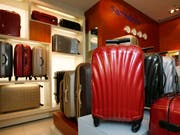 Der Kofferhersteller Samsonite verliert seinen Chef. Ramesh Tainwala gibt seinen Posten nach Vorwürfen einer Investmentfirma ab. (Bild: KEYSTONE/AP/KIN CHEUNG)