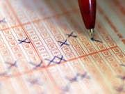 Wer die richtigen Zahlen ankreuzt, kann bei der Lotterie Eurojackpot 90 Millionen Euro gewinnen. (Bild: KEYSTONE/AP dapd/JOCHEN LUEBKE/DDP)