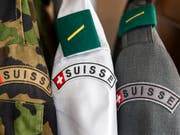 Das Kommando Ausbildung der Schweizer Armee einem Mann wegen eines laufenden Strafverfahrens keine Uniform ausleihen. (Bild: KEYSTONE/CHRISTIAN BEUTLER)