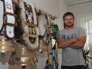 Ein paar Glocken, ein paar Kränze: Marco Wyrsch zu Hause in seiner Wohnung in Attinghausen.