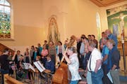 Hauptprobe des reformierten Kirchenchors Alt St. Johann unter der Leitung von Doris Bühler-Amman und der Brandhölzler Striichmusig, ganz rechts Komponist Peter Roth. (Bild: Adi Lippuner)