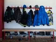 Klassenfotos auf Websites der Schulen sollen gemäss Aargauer Regierung nicht generell verboten werden. Die Fotos sollen jedoch nur im passwortgeschützten Bereich aufgeschaltet werden. (Bild: KEYSTONE/PETER SCHNEIDER)