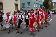 Tambouren am Umzug des letzten Kinderfestes in Urnäsch im Jahr 2013.