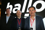 Wollen hallowil.ch etablieren: der künftige Chefredaktor Simon Dudle (links) mit den Inhabern Thomas Feller (Mitte) und Dieter Max Schenk (rechts). (Bild: Hans Suter)