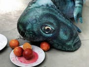 Stillleben mit einem erschöpften Plastikdinosaurier, Tellern und Blutorangen. (Bild: Bilder: Juergen Teller)