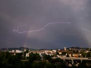 Millionenschäden: Die heftigen Gewitter in der Schweiz in den vergangenen Tagen bescheren den Versicherern hohe Kosten. (Bild: Stadt Bern am 26. Mai 2018) (Bild: KEYSTONE/ANTHONY ANEX)
