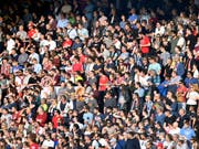 Folgenreiches Spiel für einen Mann, der nach einem Match in Winterthur einen FCZ-Fan verletzt hatte: Er muss 7 Jahre ins Gefängnis. (Archiv-Bild vom Fussballspiel der Challenge League FC Winterthur gegen den FC Zürich vom 13. Mai 2017). (Bild: Keystone/WALTER BIERI)