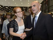 Isabelle Falconnier - hier 2015 mit Bundesrat Alain Berset - gibt nach sieben Jahren die Leitung der Genfer Buchmesse ab. (Bild: Keystone/MARTIAL TREZZINI)