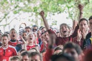 Vor allem während den kommenden WM-Spielen der Schweizer dürften sich wieder viele Fussballfans im Public Viewing auf dem Blumenmarkt versammeln. Bild Bild die Stimmung während der EM 2016. (Bild: Benjamin Manser - 11. Juni 2016)