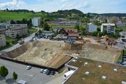 Der Aushub der Bauarbeiten auf der Spelteriniwiese, auf der bis Mitte 2020 altersgerechte Kleinwohnungen und ein Alterszentrum entstehen sollen, begann am 2. Mai. Das Investitionsvolumen beträgt rund 46 Millionen Franken. (Bild: Beat Lanzendorfer)