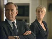 Ein Jahr, nachdem Kevin Spacey (l) wegen sexuellen Übergriffen gefeuert wurde, ist die letzte "House of Cards"-Staffel abgedreht. Das bestätigt Robin Wright (r/Archivbild) (Bild: Keystone/AP Netflix/NATHANIEL E. BELL)