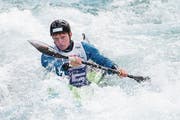 Linus Bolzern im Kampf mit dem Muota-Wasser. (Bild: Alexandra Wey/Keystone (Muotatal, 31. Mai 2018))