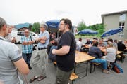 Auch am Redaktionswagen sprach man darüber, was an Eichberg gefällt und wie sich die Gemeinde noch entwickeln könnte. (Bild: Max Tinner)