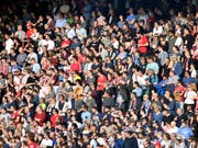 Nachspiel für eine Fan: Er muss ins Gefängnis, weil er einen Fan-Rivalen schwer verletzt hatte. (Bild: Keystone/WALTER BIERI)