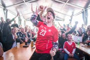 Während der EM 2016 freuen sich Fans im Public-Viewing-Zelt auf dem St.Galler Blumenmarkt über das 1:0 für die Schweiz. (Bild: Benjamin Manser - 11. Juni 2016)