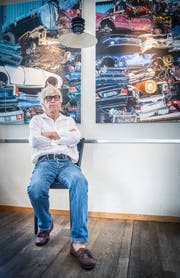 Peter Frischknecht malt Autoschrott, der zu faszinierenden Acrylbildern zum Thema «Vergängliches» wird. (Bild: Andrea Stalder)