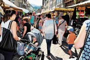 Der Augustmarkt (hier 2016) zieht stets viele Besucher an. Gegen Abend hat es aber oft nicht mehr so viel Publikum. Der eine oder andere Markthändler ist darum versucht, schon früher, als nach Marktreglement vorgesehen, zusammenzupacken und nach Hause zu fahren. (Bild: Max Tinner)