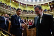 Ex-Ministerpräsident Mariano Rajoy (rechts) schüttelt die Hand seines Nachfolger Pedro Sánchez. (Bild: P. Marcou/Getty (Madrid, 1. Juni 2018))